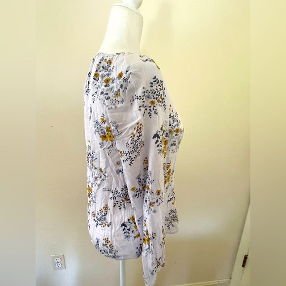 Lucky Brand medium peasant blouse with keyhole front and 3 button closure. - Picture 2 of 9